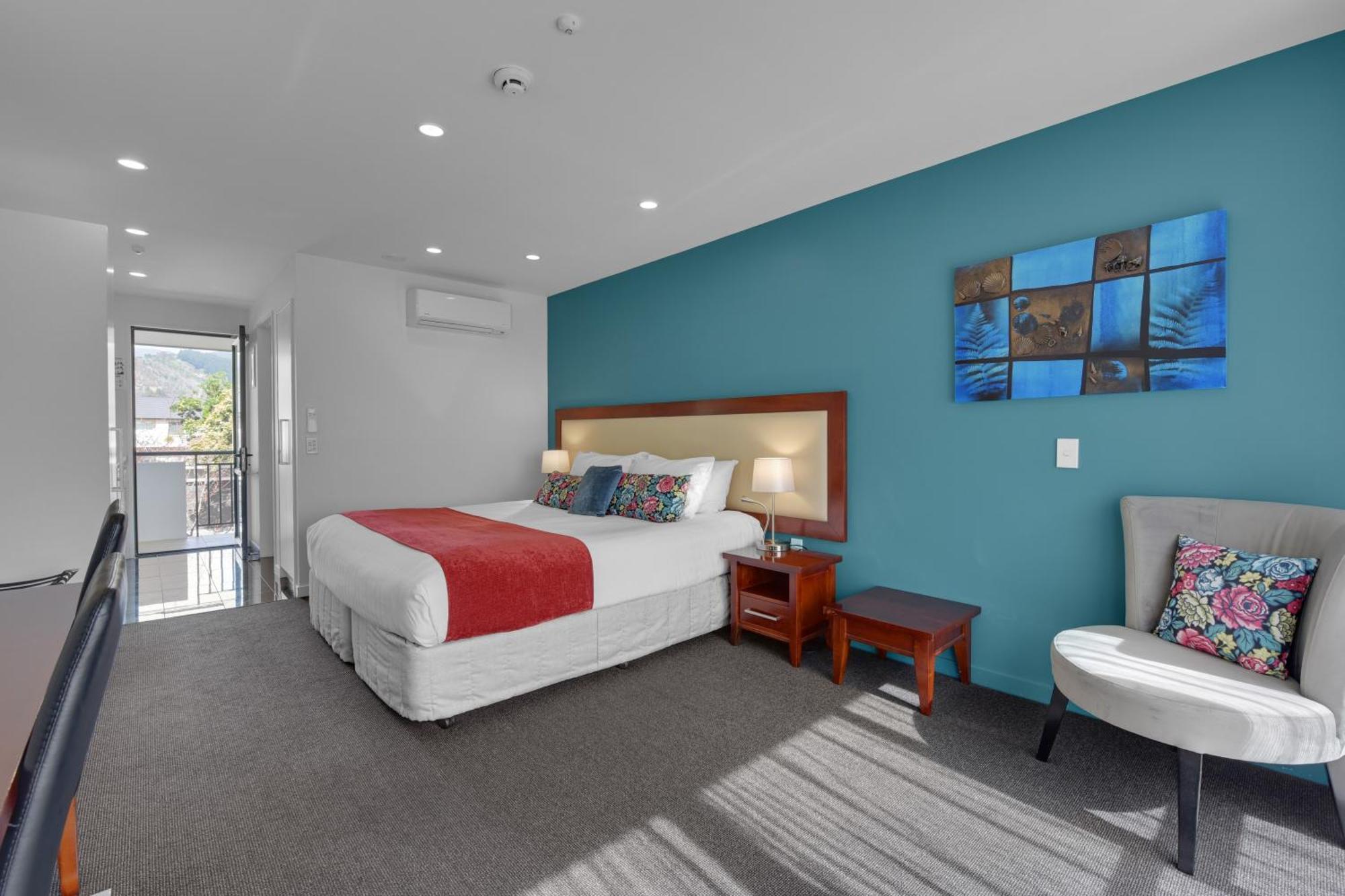 Delorenzo Studio Apartments Nelson Exteriör bild A room at the hotel