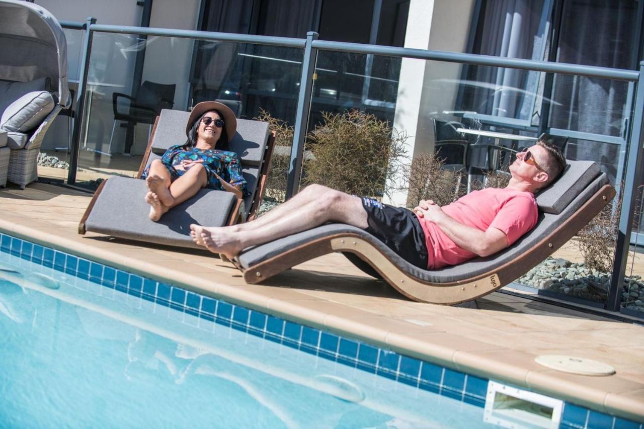 Delorenzo Studio Apartments Nelson Exteriör bild Sunbathers
