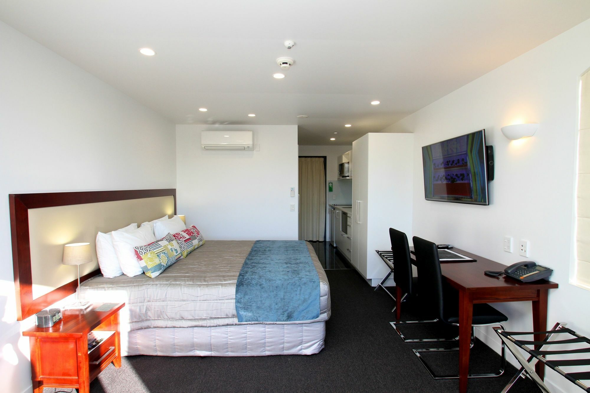 Delorenzo Studio Apartments Nelson Exteriör bild A typical studio apartment