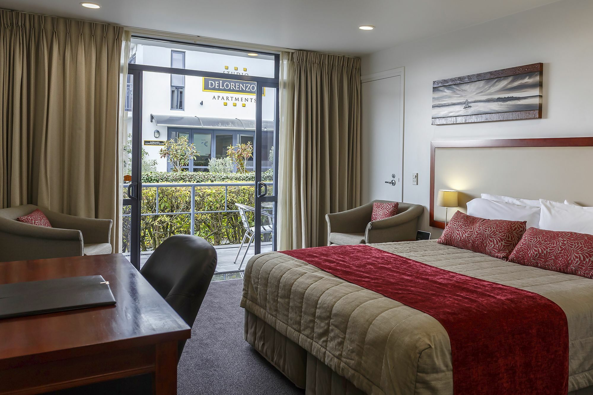 Delorenzo Studio Apartments Nelson Exteriör bild A typical hotel room