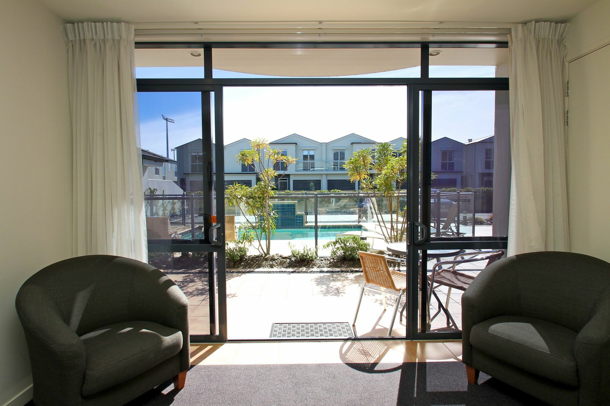 Delorenzo Studio Apartments Nelson Exteriör bild A typical apartment at the Village