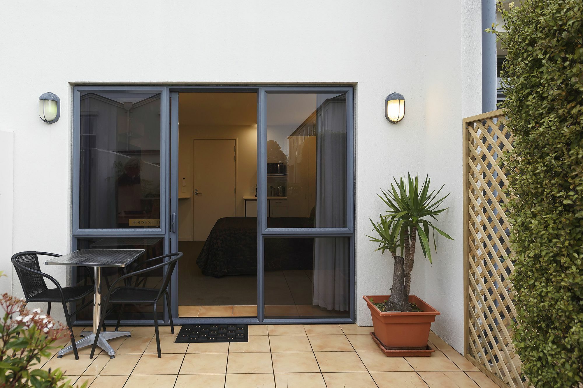 Delorenzo Studio Apartments Nelson Exteriör bild A sliding door